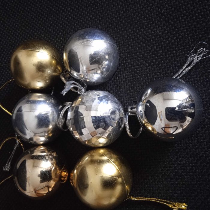 Новогодние игрушки  новые , и в идеальном состояни из спецпластика.