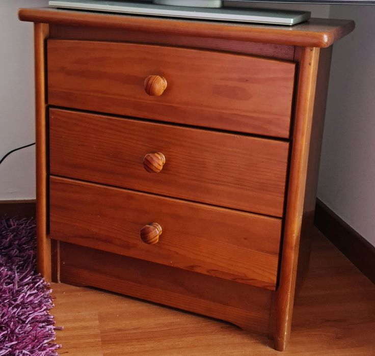 Mesa de cabeceira em bom estado para despachar até final de janeiro