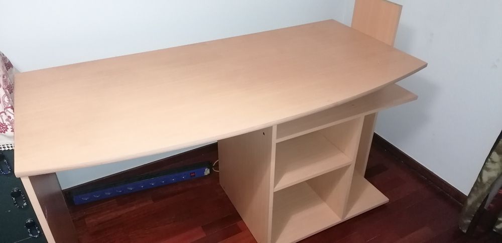 Secretária espaçosa em bom estado