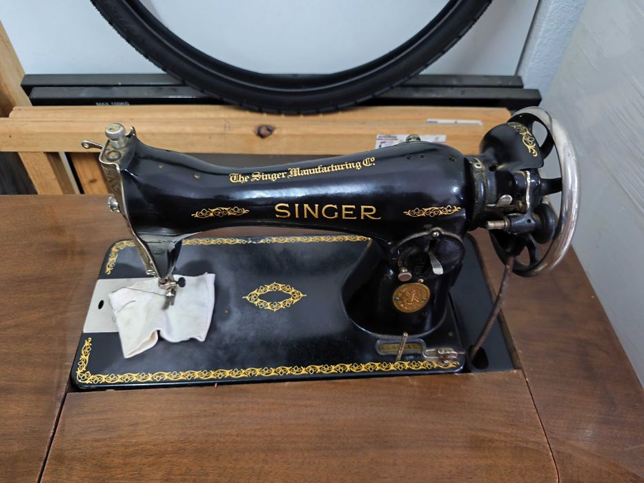 Máquina de costura Singer, com móvel