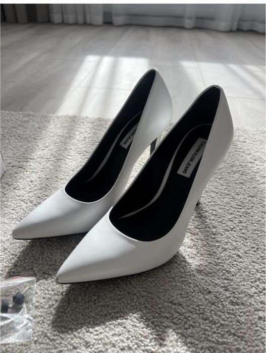 Туфлі білі весільні calvin klein 39