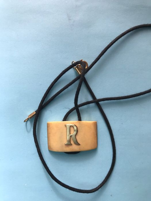 Fio com pedra e letra r