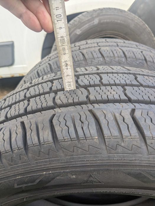 Sprzedam wielosezonowe opony 215/70r15c