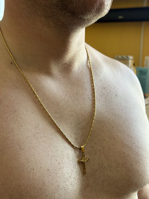 Мужская цепочка с крестом , не золото .