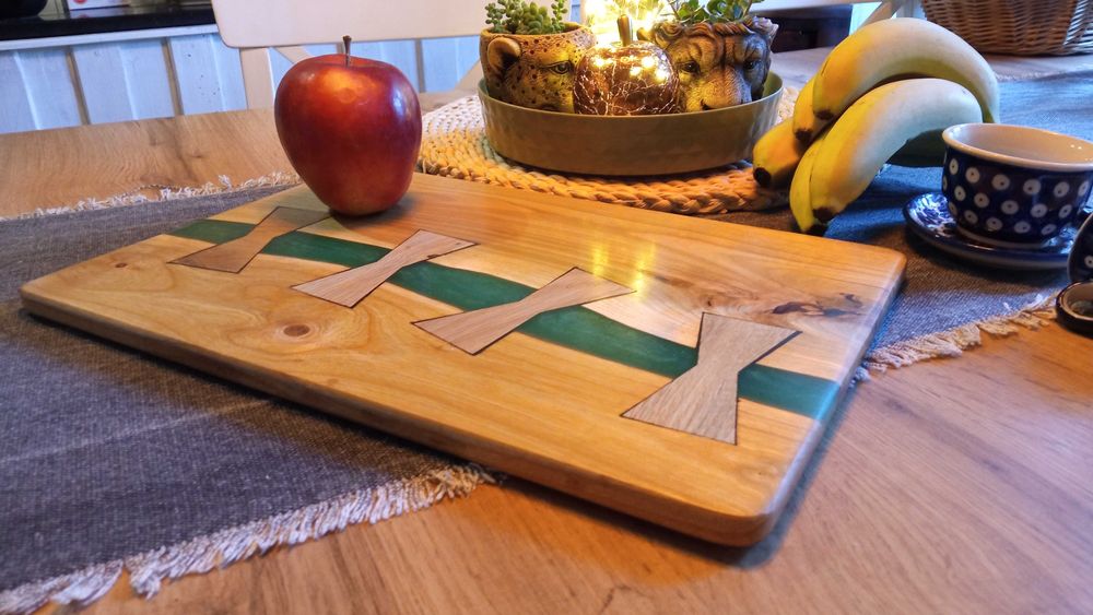 Deska do serwowania potraw z drewna i żywicy