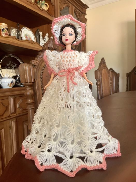 Boneca com vestido em lã. Feito à mão