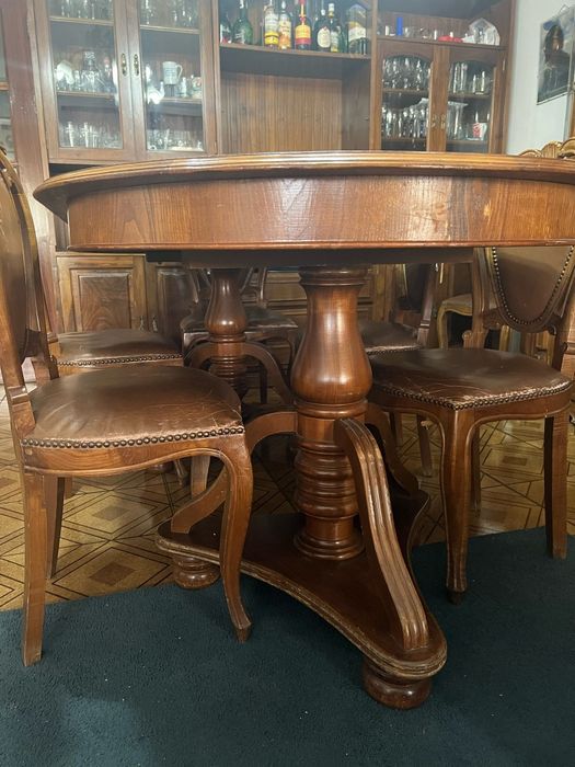 Conjunto de Mobiliário de Sala de Jantar Antigo em Carvalho Maciço e M