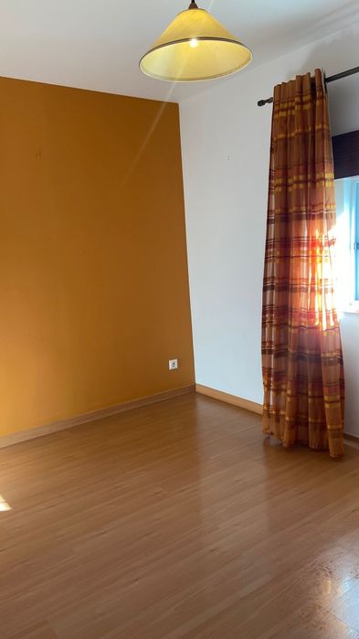 Aluga-se T2 com pátio  em propriedade vedada