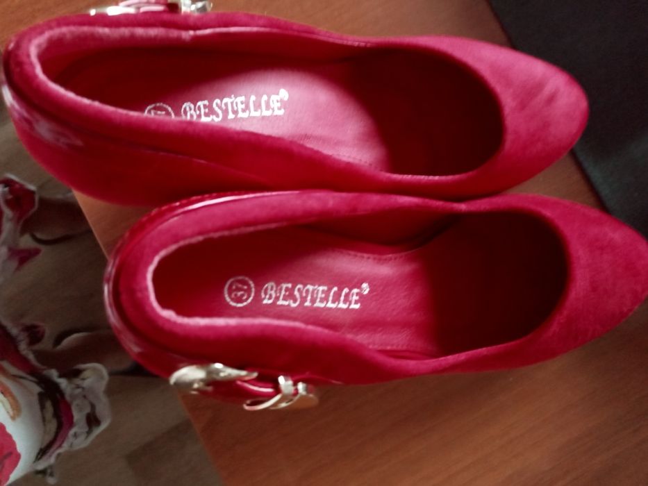 Buty czerwone 37 obcas wsuwane zamsz