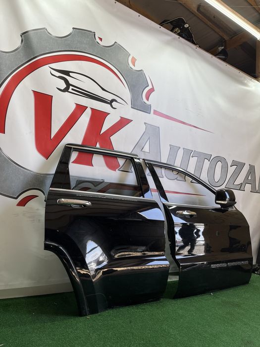 Дверь правая передняя задняя  на Jeep Grand Cherokee WK2