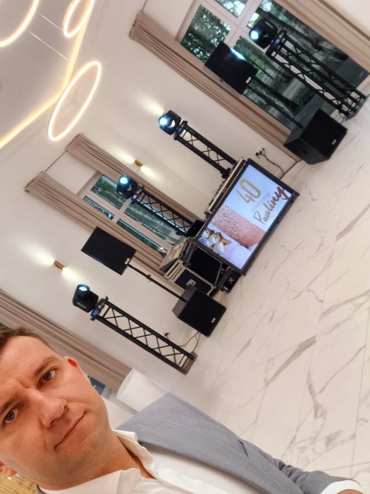 Dj wodzirej oprawa muzyczna wesele osiemnastka studniówka ciężki dym wiatraki iskier