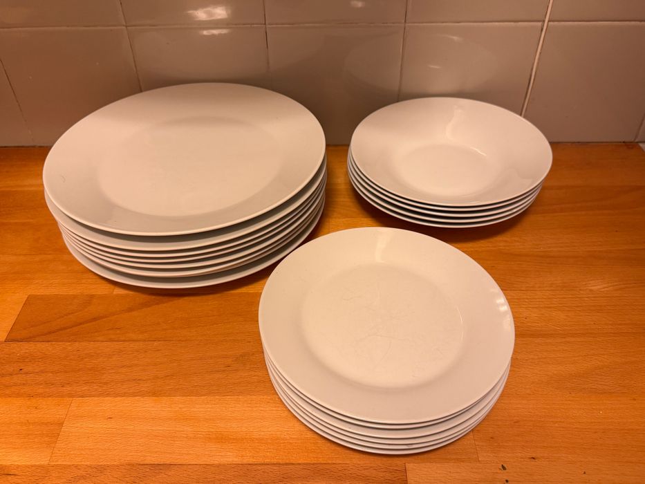 Serviço de pratos brancos, 19 peças (8 rasos + 5 sopa + 6 sobremesa) | White dinner plate set, 19 pieces (8 dinner + 5 soup + 6 dessert)