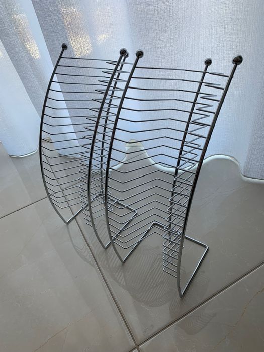 Prateleiras suportes para 40 DVD ou CDs. Como novas. Valor 15€