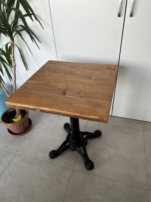 Stolik 60x60 cm na żeliwnej nodze