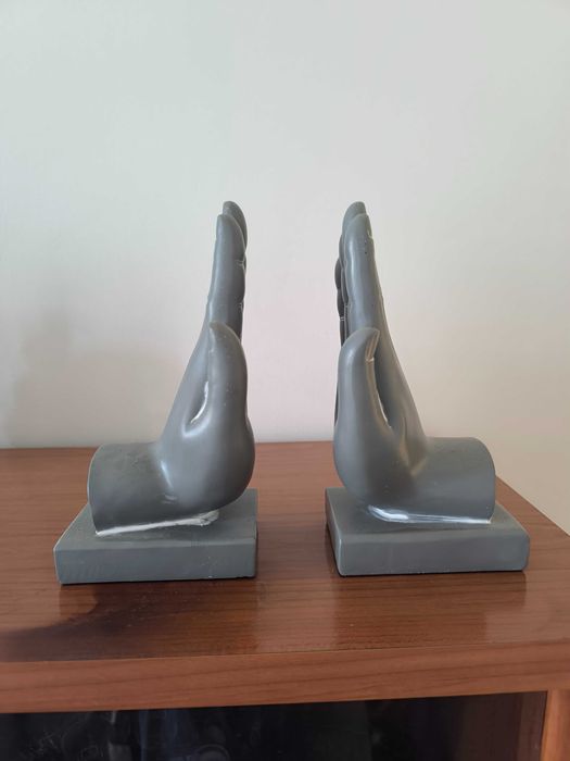 Suporte para livros "mãos"