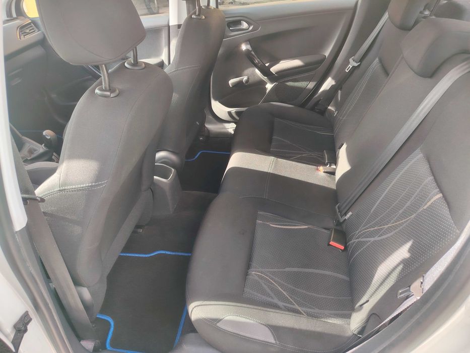 Peugeot 208 1.4 HDi com Carplay android auto e Câmara Traseira
