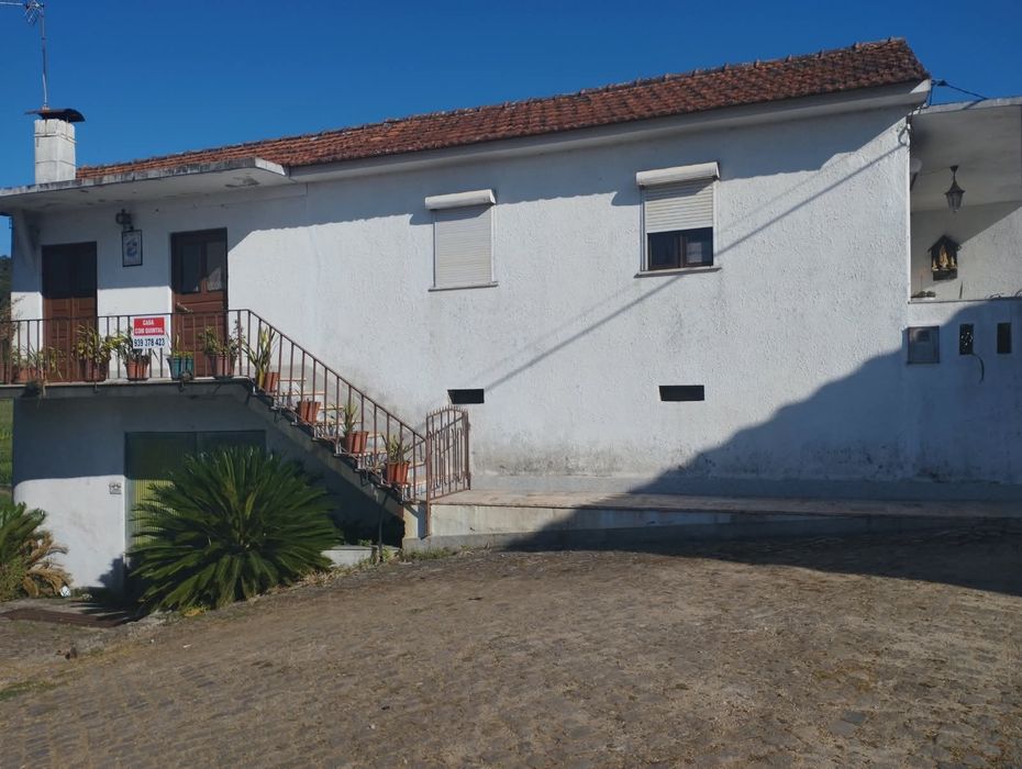 Casa com quintal.