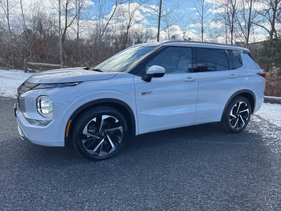 Mitsubishi Outlander      2023