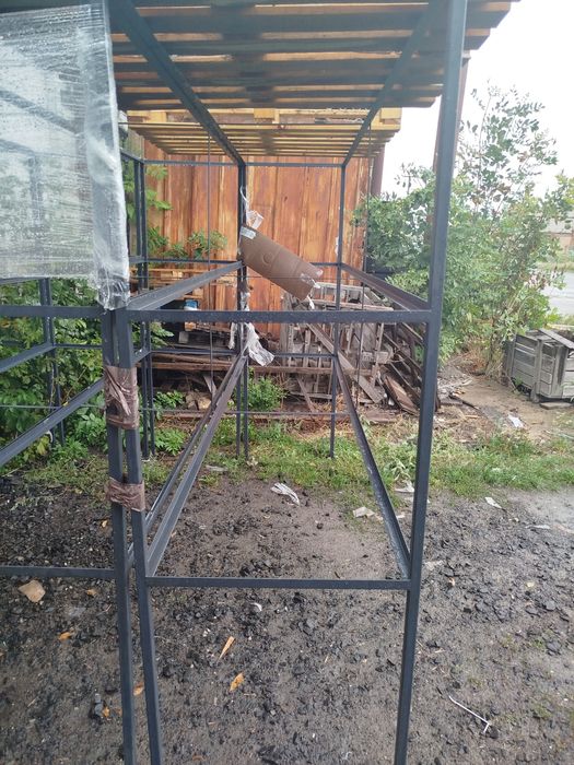 Металеві стелажі з полицями