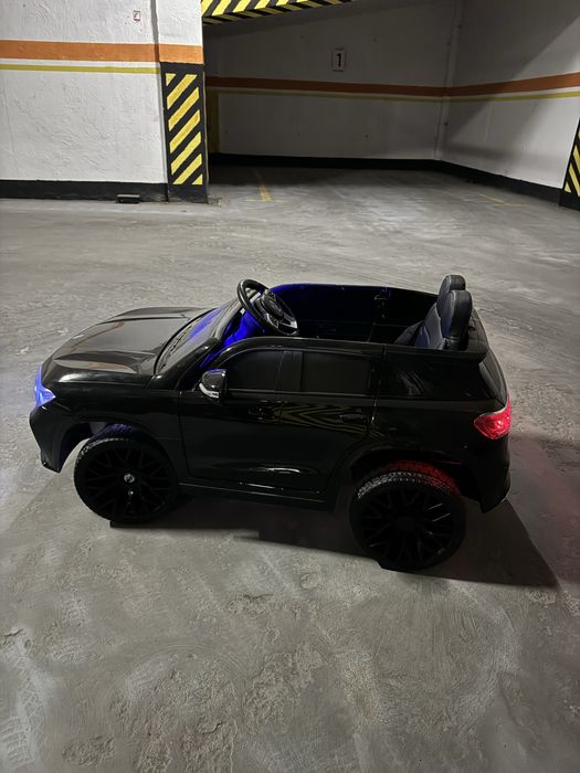 Продам дитячу машину електромобіль bmw повнопривідну  на рік дитині