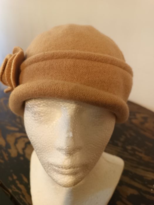 Wełniany kapelusz cloche Globus 100% Woolmark vintage retro miodowy / camel flapper flower