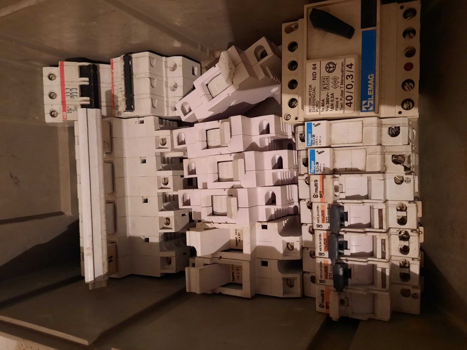 Material eléctrico (conjunto da foto)