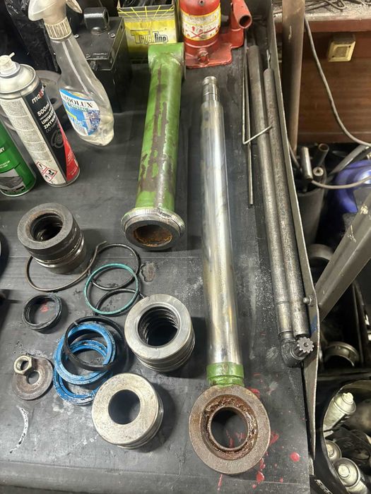 Regeneracja siłowników hydraulicznych, zakuwanie węży, uszczelnienia.