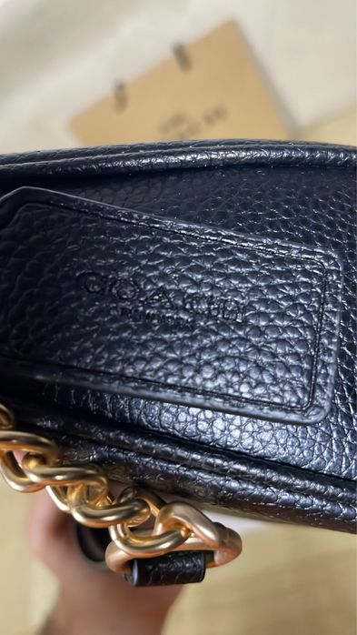 Mala Coach Preta em Pele com Detalhes Dourados