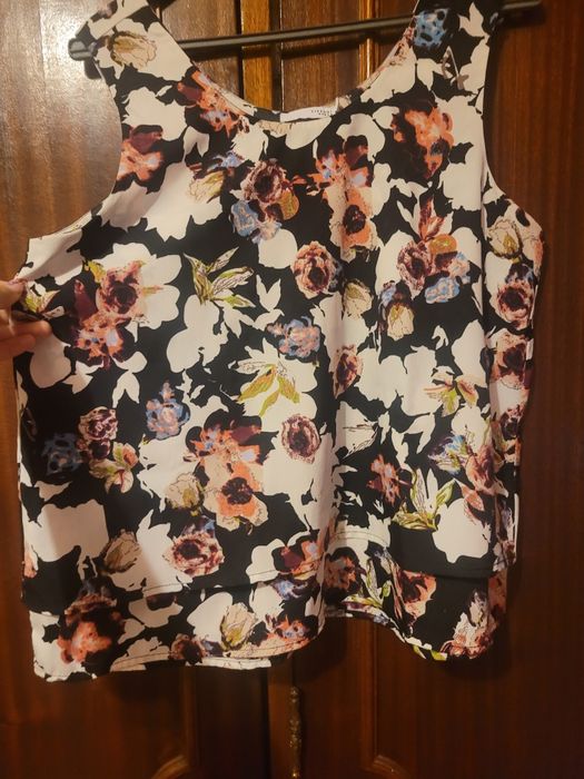 Blusa com padrão flores da Tiffosi.