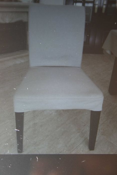 Mesa em madeira e cadeiras