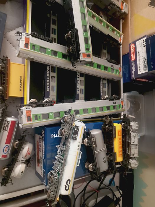 Vendo algum material ferroviario