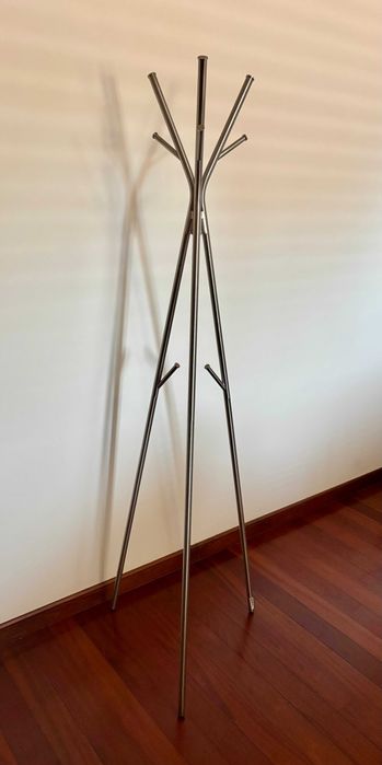 Cabide de Pé IKEA Knippe (Aço Escovado) – Estado Impecável