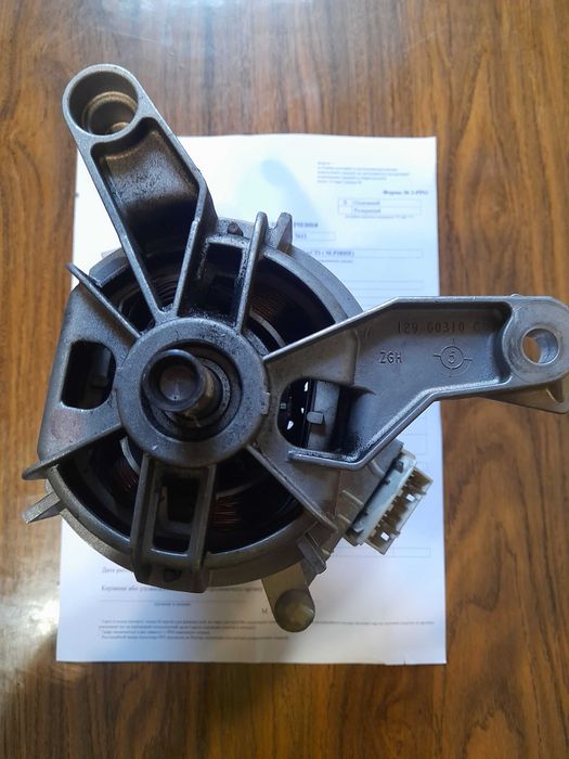 Б/в мотор від пральної машинки "Whirlpool".