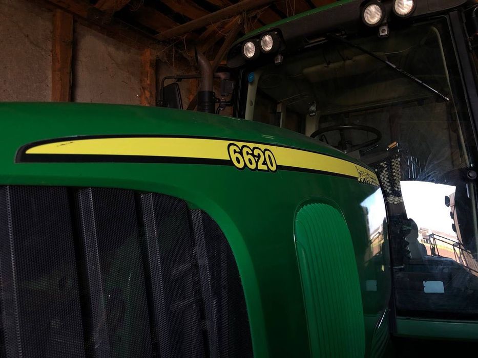 Трактор John Deere 6620