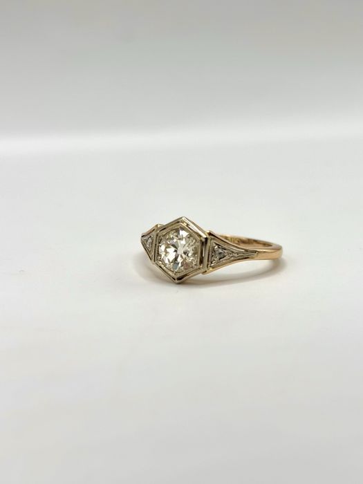 Stary złoty pierścionek z brylantem 0,80ct i rozetami diamentowymi