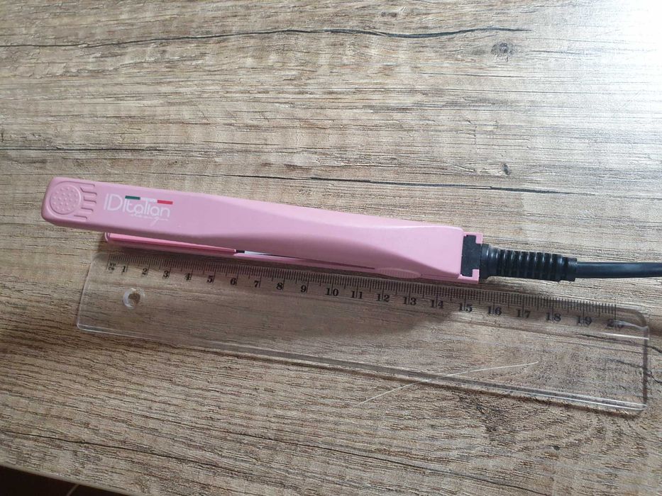 Prancha de cabelo cor de rosa da marca IDItalian Design