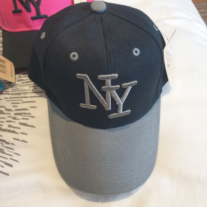 3 chapéus bonés NY New York para jovem. Novos.