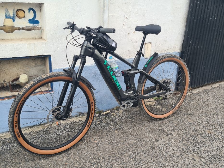 Bicicleta eléctrica marca cube semi nova com motor bosch