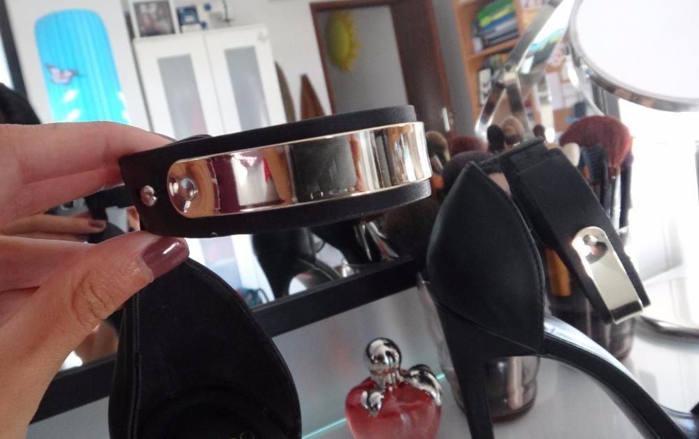 Sapatos elegantes Mango com pulseira dourada espelhada