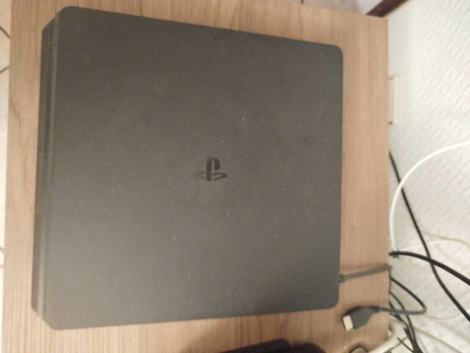 PS4 Slim 500 GB com rdr 2 e Marvel Spider man.