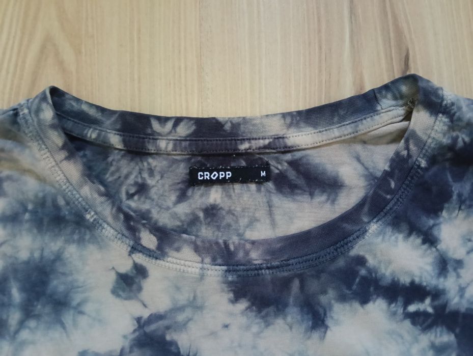 Beżowy, granatowy T-shirt tie-dye