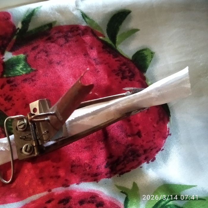 Окантованные лапки для промышленной машинки и вторая для бытовой