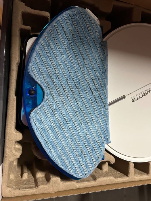 Aspirador robot que aspira e limpa