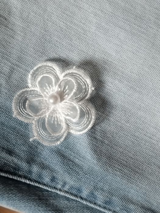 Jeansy casual z kwiatkami i perelkami M