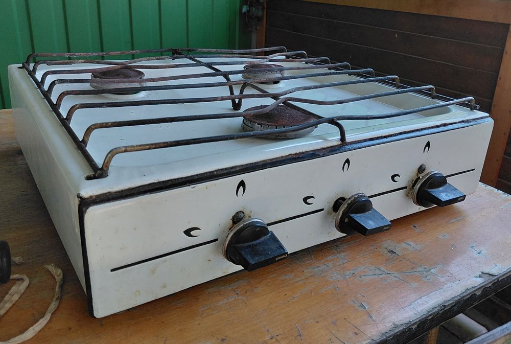 Продам газову плиту 3-х камфорну