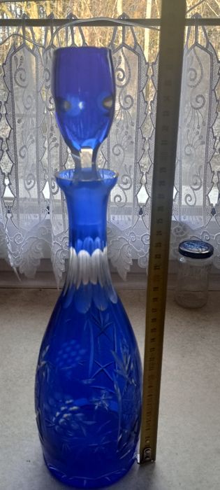 Piękna ogromną kobaltowa karafka kryształowa