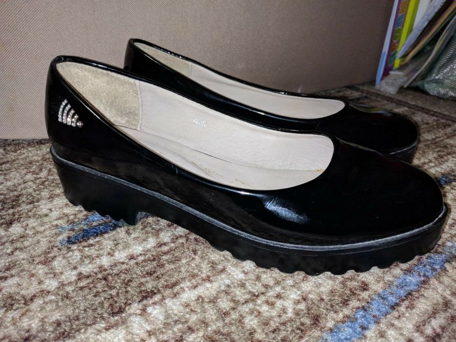 Туфлі лакові на тракторній підошві