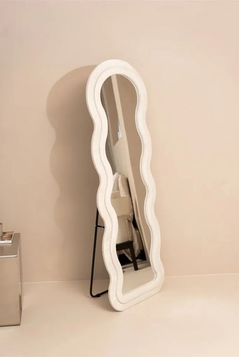 Lustro w falistej ramie