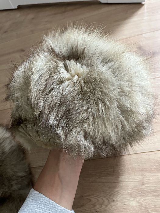 Czapka i szal z naturalnego futra, doczepiany do kolnierza płaszcza