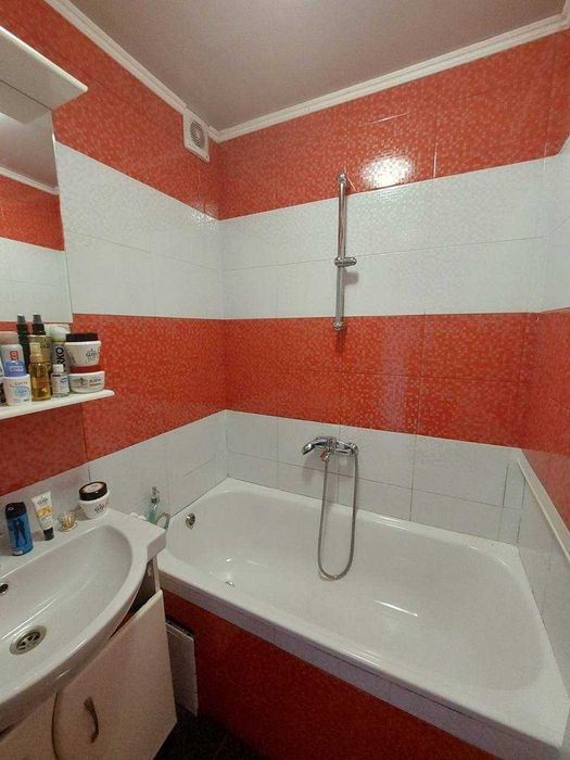 продається 3-кім квартира в пригороді. с.Микитинці.